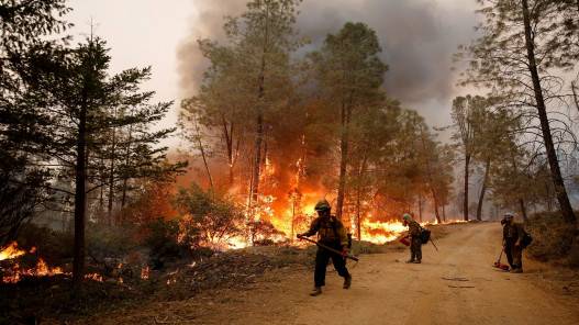 فيضانات تهدد كاليفورنيا فيما الحرائق متواصلة