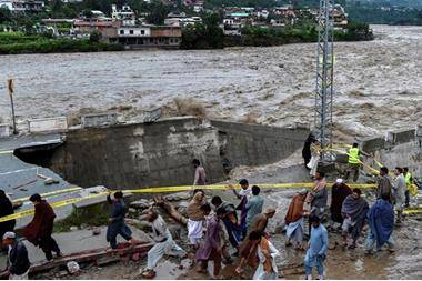 أمين عام الأمم المتحدة يزور مناطق دمرتها الفيضانات في باكستان