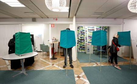 السويديون يدلون بأصواتهم في الانتخابات العامة