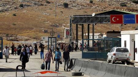 تركيا.. لاجئون سوريون يشكلون قافلة للوصول إلى الاتحاد الأوروبي