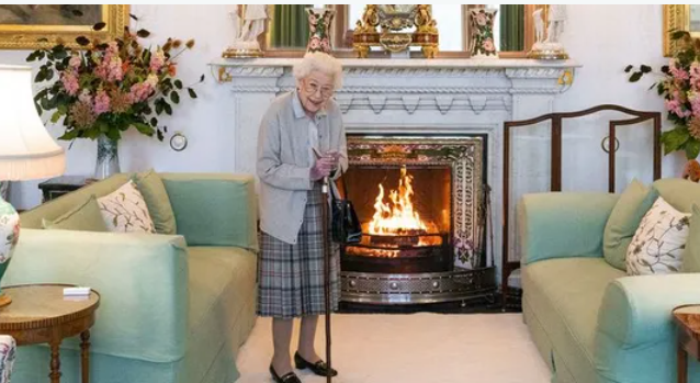 كشف تفاصيل آخر صورة للملكة إليزابيث قبل وفاتها