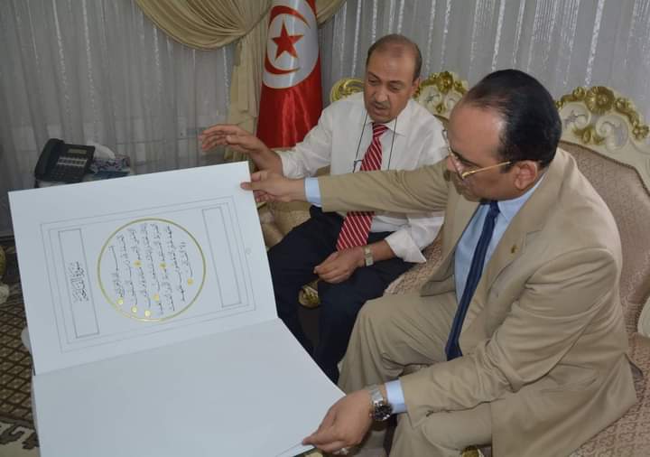 تونس ..وزير الشؤون الدينية يستقبل الخطّاط الزعلوني المختص في نسخ القرآن.