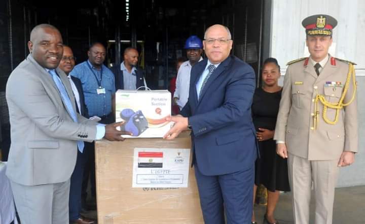 السفير المصرى فى دار السلام يشارك فى تسليم مساعدات طبية مصرية لوزارة الصحة التنزانية