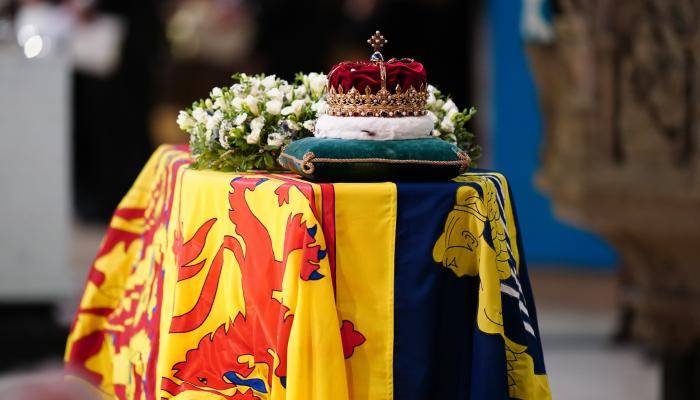 المحطة الأخيرة.. نعش الملكة إليزابيث ينقل جوا إلى لندن