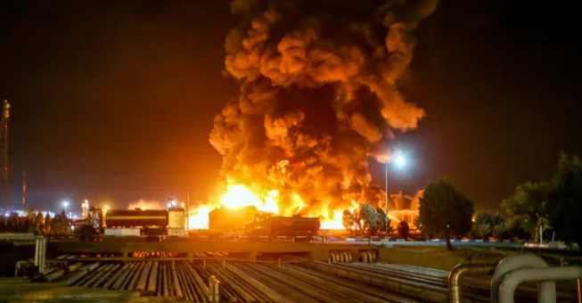 حريق في حقل نفطي جنوب إيران.. والسلطات تتهم مخربين مجهولين