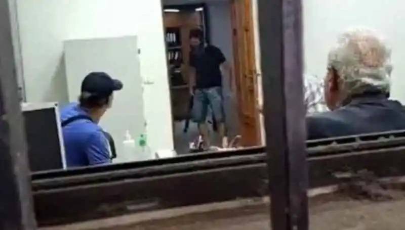 مسلح يقتحم أحد المصارف اللبنانية لاستعادة أمواله العالقة