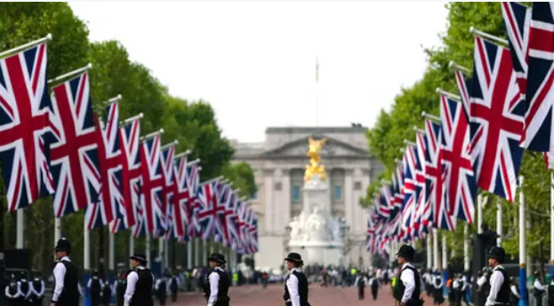 بالصور.. تشارلز ونجلاه يرافقون نعش الملكة إلى البرلمان