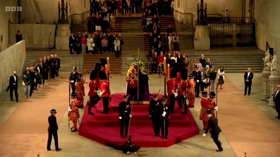 حارس نعش الملكة إليزابيث يسقط مغشياً عليه