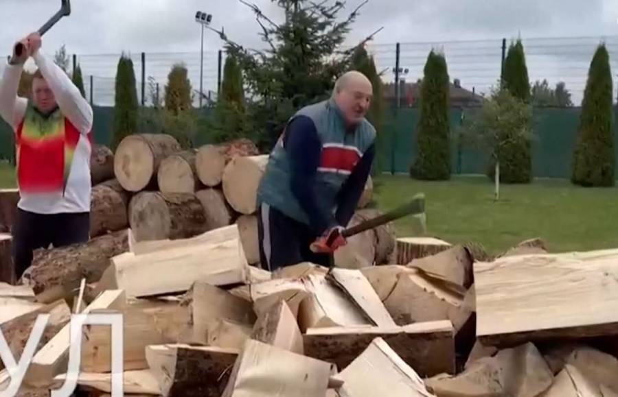 لوكاشنكو يقطع الخشب لـ إنقاذ أوروبا من التجمد حتى الموت!.. فيديو