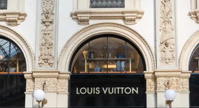 بسبب أزمة الطاقة.. LVMH الفرنسية تطفئ أنوار متاجرها ليلا