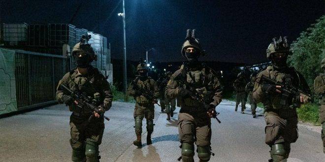 قوات الاحتلال تعتقل 12 فلسطينياً في الضفة الغربية