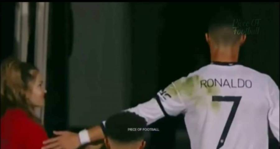 رونالدو يحرج معجبة أرادت التقاط صورة...فيديو