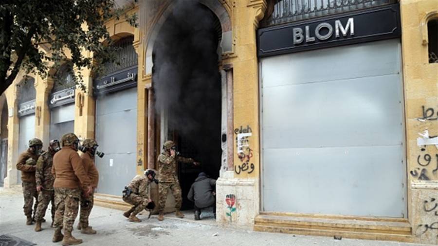 احتجز رهائن.. لبناني يقتحم مصرفاً ويهدد بإشعاله