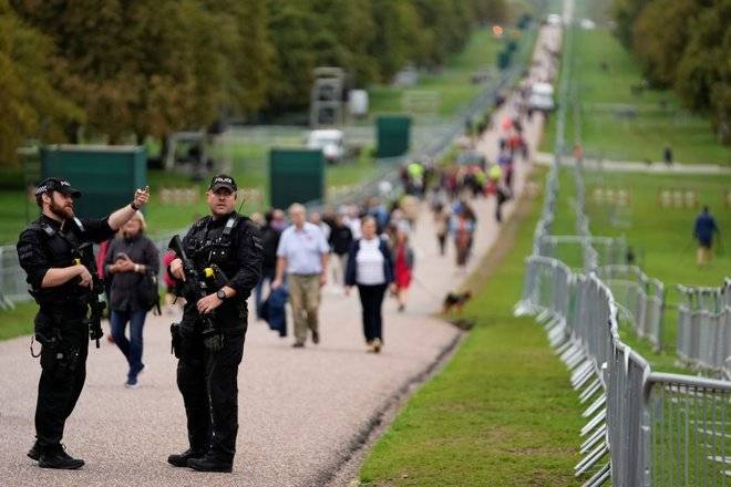 طوابير طويلة لإلقاء النظرة الأخيرة على نعش الملكة إليزابيث...صور 