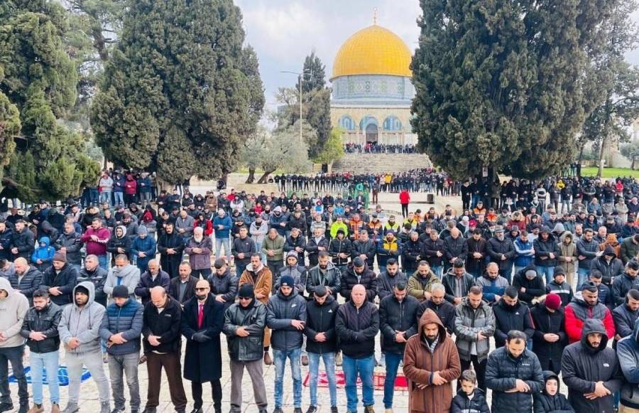 60 ألفا يؤدون صلاة الجمعة في المسجد الأقصى