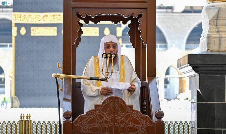 خطيب الحرم المكي: الثناءُ على المحسنين والمدحُ للمجتهدين.. منهجٌ قرآنيّ