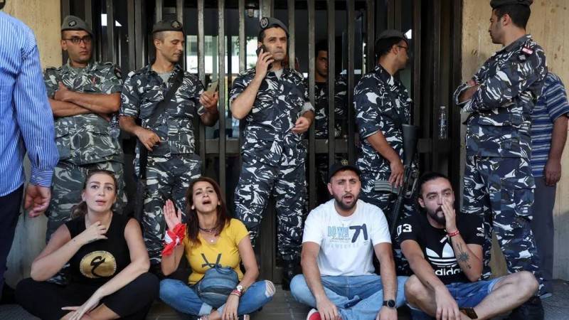 وزير الداخلية اللبناني: جهات خارجية تحرك مقتحمي البنوك