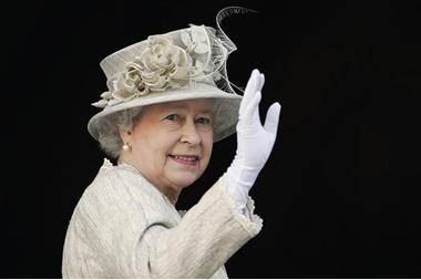 حشود بالقرب من جسر لندن لوداع الملكة اليزابيث صورة