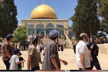 عشرات المستوطنين يقتحمون الأقصى