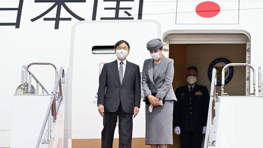 الإمبراطور الذي لا يشارك إلا في جنازات والديه يصل بريطانيا لوداع الملكة إليزابيث