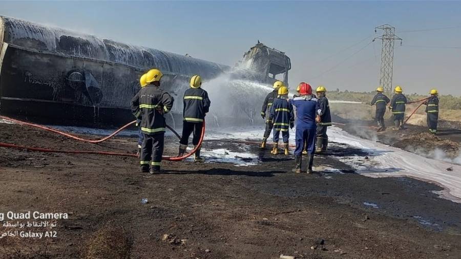 إخماد  حريق اندلع داخل صهريج منقلب محمل بـوقود  في العراق