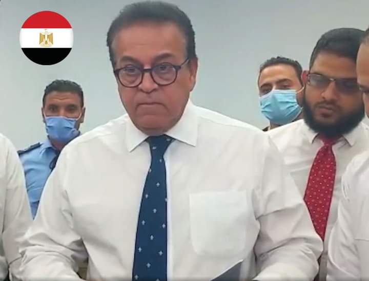 وزير الصحة المصري يوبخ سيدة أنجبت 5 أطفال