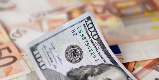 قبل رفع الفائدة.. الدولار يصعد قرب أعلى مستوياته في 20 عاما