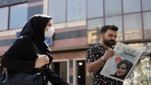 احتجاجات في إيران والشرطة تصف وفاة شابة في الحجز بأنها حادث مؤسف