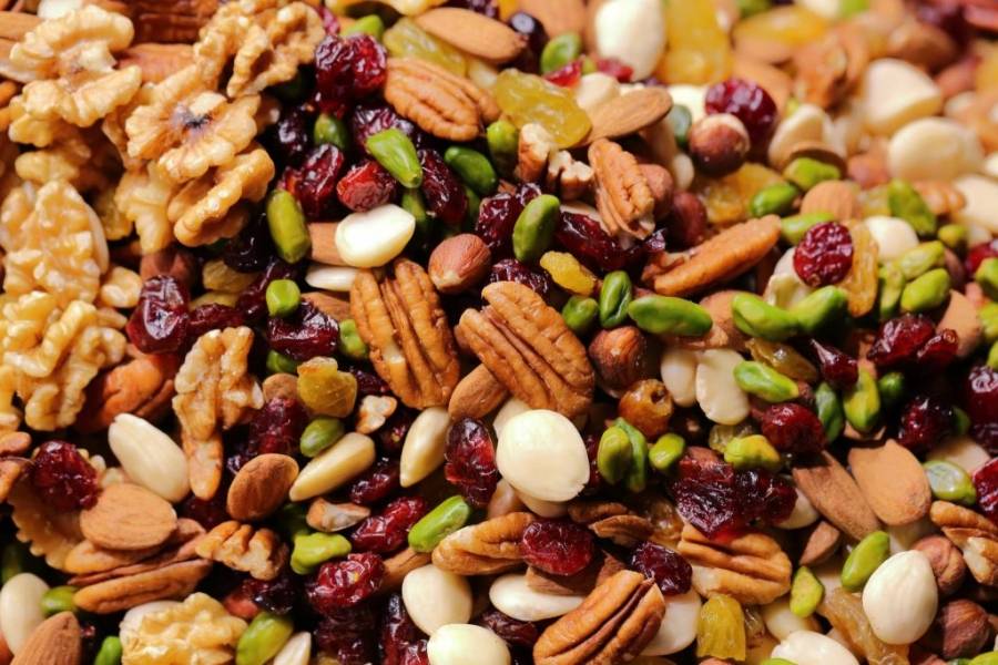 خبيرة تغذية: المكسرات واللحوم والبقوليات تساعد على النوم الجيد