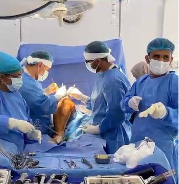 اليمن.. طبيب ينجح بإزالة مفصل وتركيب أخر صناعي لحالة مرضية بعمر 75 عام... صور 