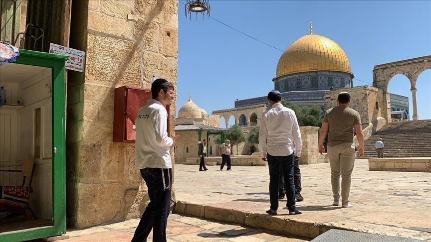 مستوطنون يؤدون طقوسا تلمودية قرب الأقصى