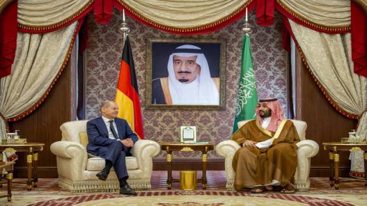 شولتس يستهلّ جولته الخليجية بزيارة السعودية