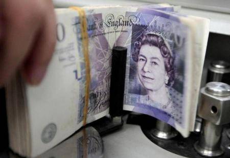 الإسترليني يهبط إلى أدنى مستوى أمام الدولار