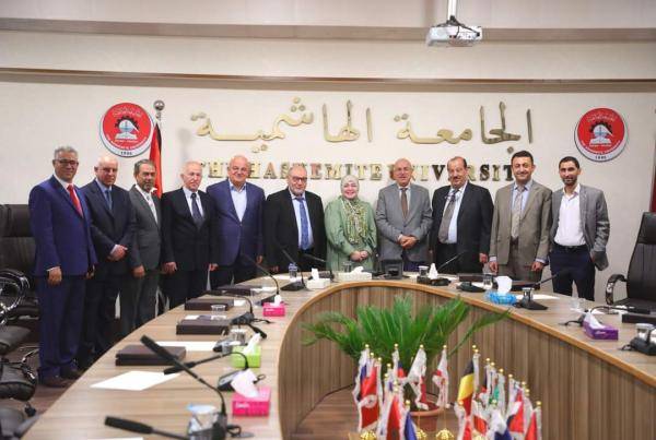الدكتور الزبون يكرم العمداء السابقين