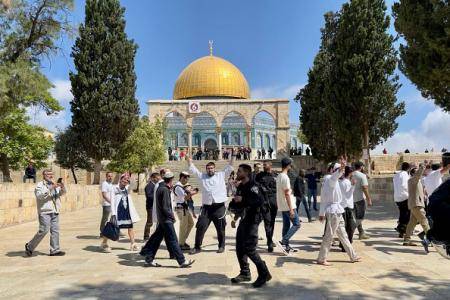 عشرات المستوطنين يقتحمون المسجد الأقصى