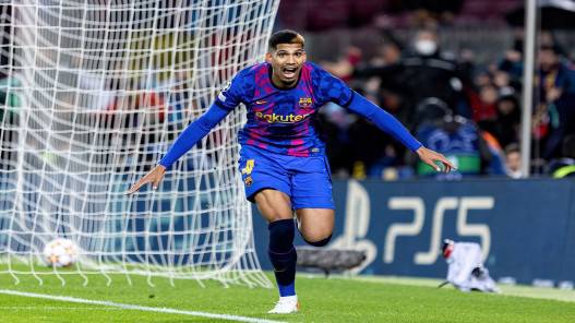 أراوخو مدافع برشلونة يقول إن خضوعه لجراحة الحل الأمثل