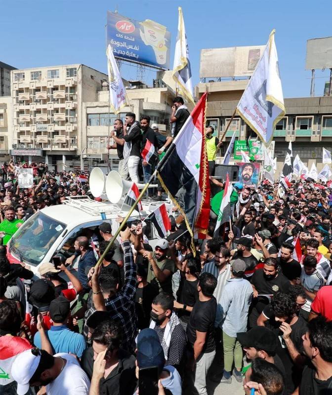 عاجل ..حشود عراقية في ساحة التحرير.. والأمن يغلق المنطقة الخضراء