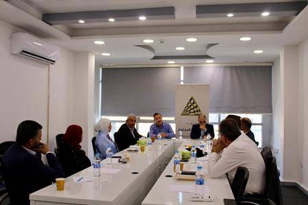 خبراء ومختصون ينتقدون التباطؤ في العمل بالرؤية الاقتصادية