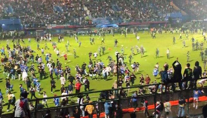 مجزرة في أندونيسيا..مباراة تخلف 129 قتيلا بعد أعمال شغب