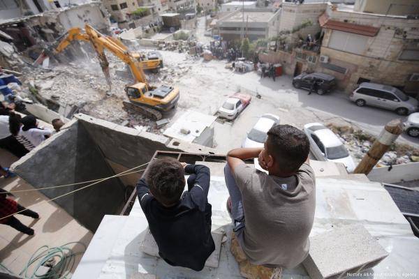 الاحتلال يخطر بهدم 8 منازل في مسافر يطا بالخليل