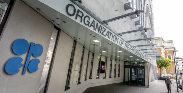 أوبك+ تقرر خفض إنتاج النفط بمليوني برميل يوميا