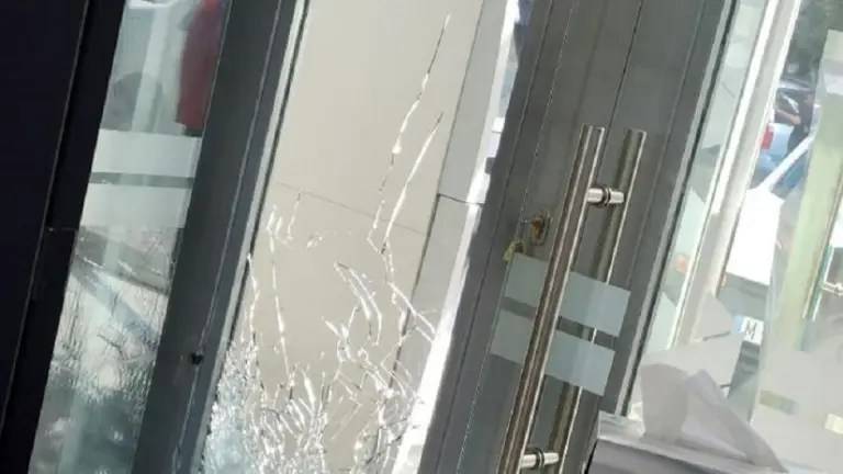 مسلح يطلق النار على واجهة مدخل بنك بيروت بعد منعه من الدخول ويلوذ بالفرار