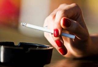التدخين أثناء الرضاعة.. مخاطر تهدد الأم والرضيع