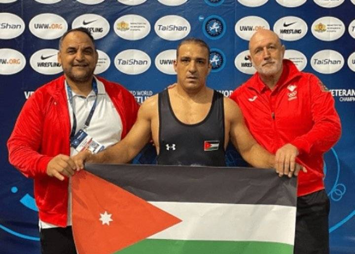 ابو طبيخ يتوّج بذهبية العالم للأساتذة للمصارعة الرومانية