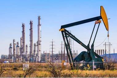 النفط يتراجع من أعلى مستوياته في 5 أسابيع