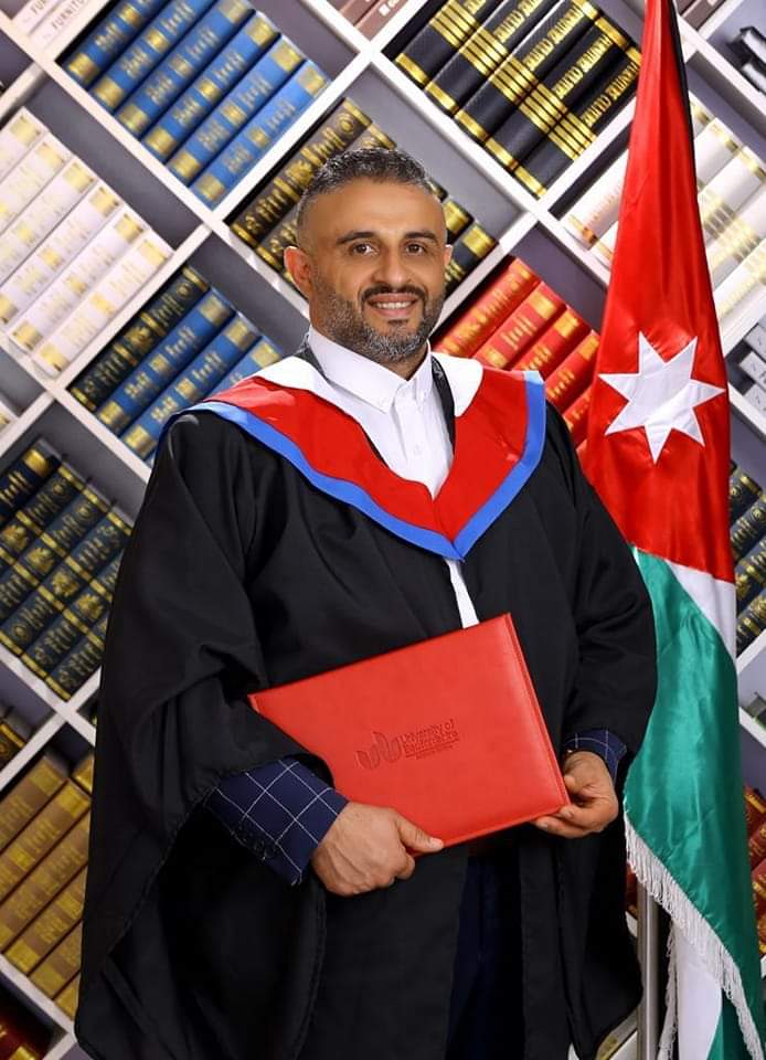 أبودلو يهنىء قاسم المحاسنة بمناسبة حصولة على درجة  الماجستير