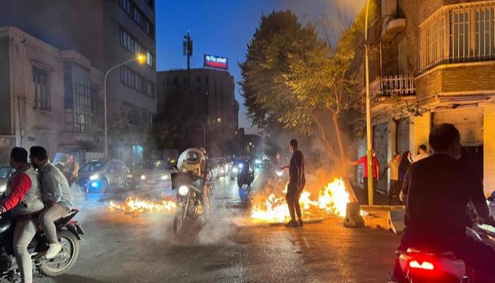 احتجاجات إيران.. 24 قتيلاً و2000 جريح من الأمن