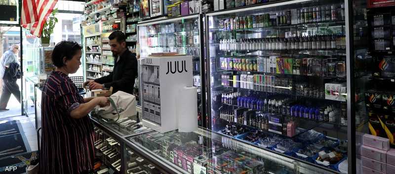 رغم أضرارها الصحية.. السجائر الإلكترونية تواصل جذب المراهقين