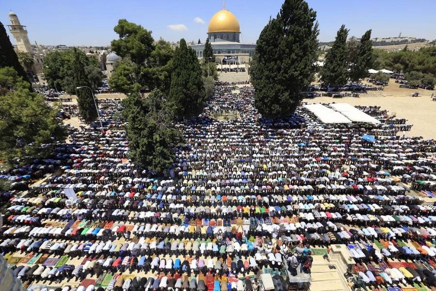عشرات الآلاف يؤدون صلاة الجمعة في المسجد الأقصى
