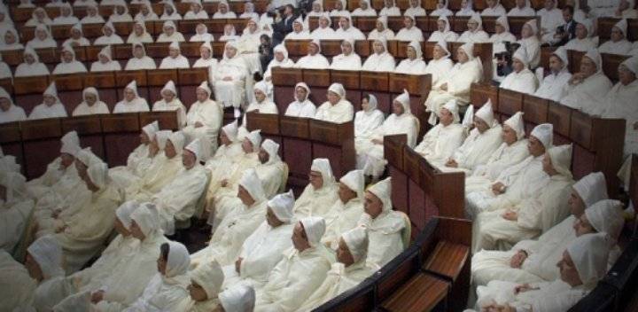 نوم وشخير أثناء خطبة الملك... سخرية وانتقاد لمسؤول مغربي نائم في جلسة للبرلمان
